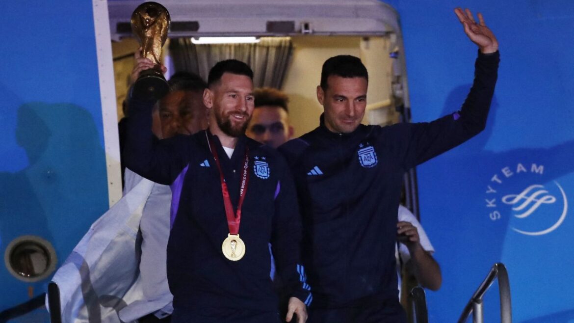 World Cup champion Argentina gets back to an euphoric Buenos Aires